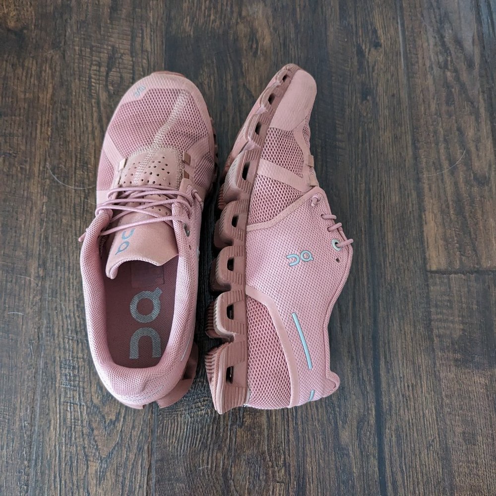 On Cloud Women's Size 7.5